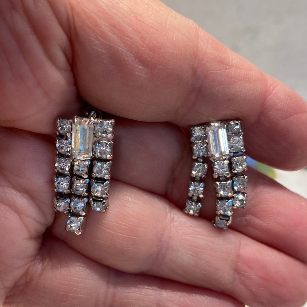 Vintage small scale rhinestone earrings. Screw on